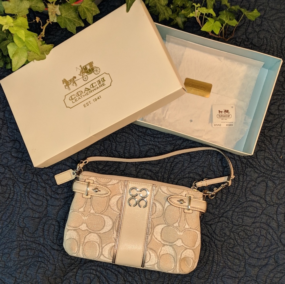 ⬇️⬇️Coach Colette SigStripe LARGE Wristlet 44834 - Picture 4 of 8